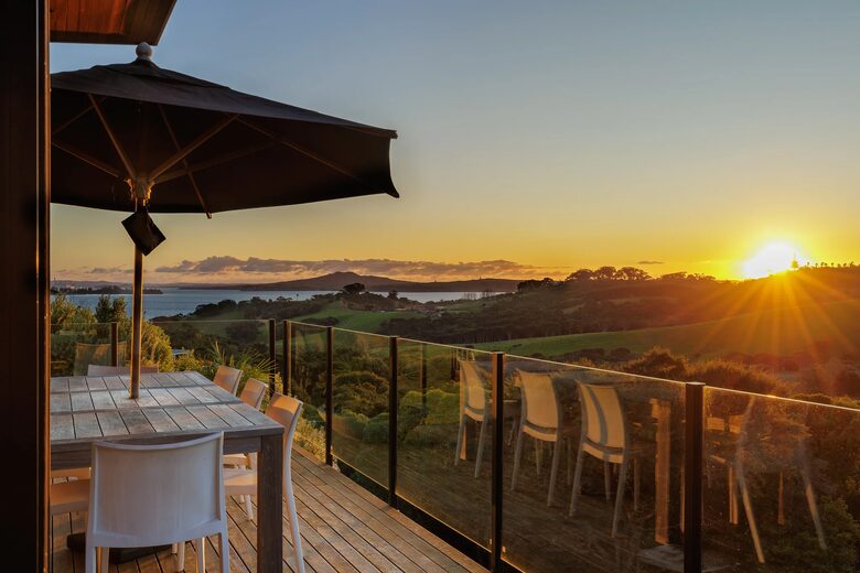 Modern Waiheke Retreat Between Mudbrick & Cable Bay - Waiheke Island, New Zealand