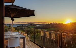 Modern Waiheke Retreat Between Mudbrick & Cable Bay - Waiheke Island, New Zealand
