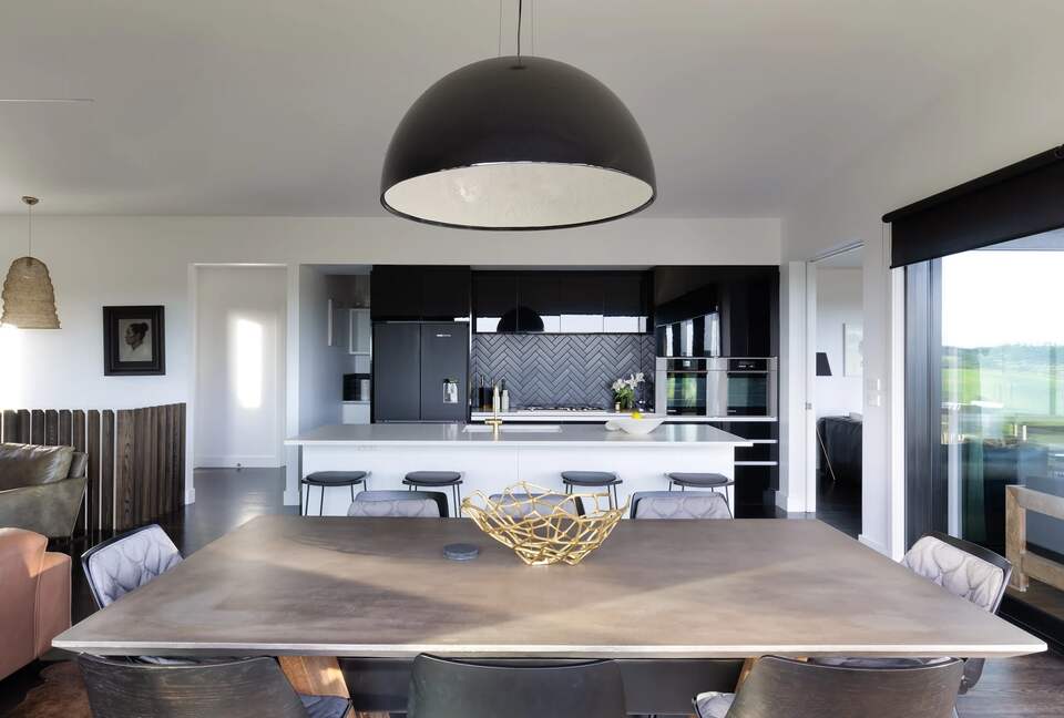 Modern Waiheke Retreat Between Mudbrick & Cable Bay - Waiheke Island, New Zealand