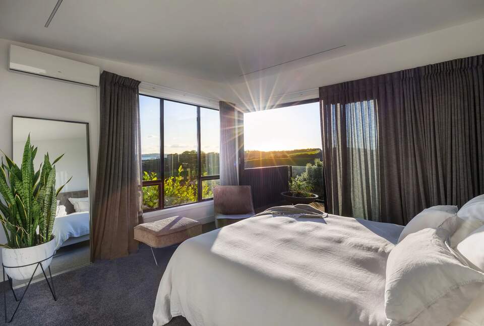 Modern Waiheke Retreat Between Mudbrick & Cable Bay - Waiheke Island, New Zealand