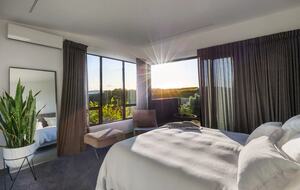 Modern Waiheke Retreat Between Mudbrick & Cable Bay - Waiheke Island, New Zealand