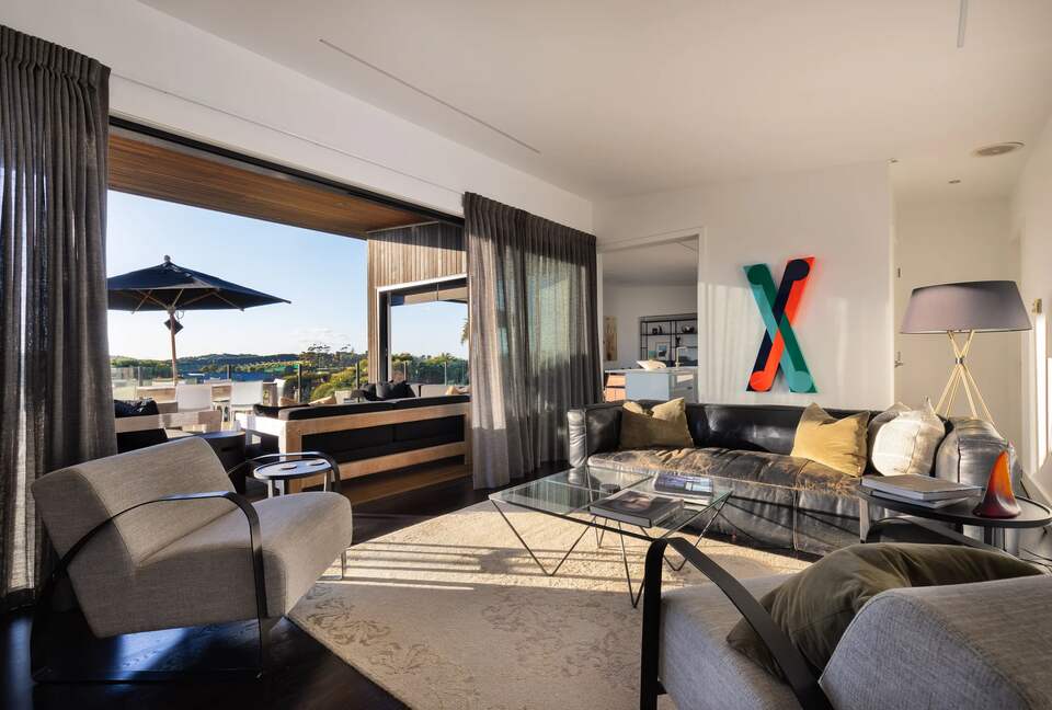 Modern Waiheke Retreat Between Mudbrick & Cable Bay - Waiheke Island, New Zealand