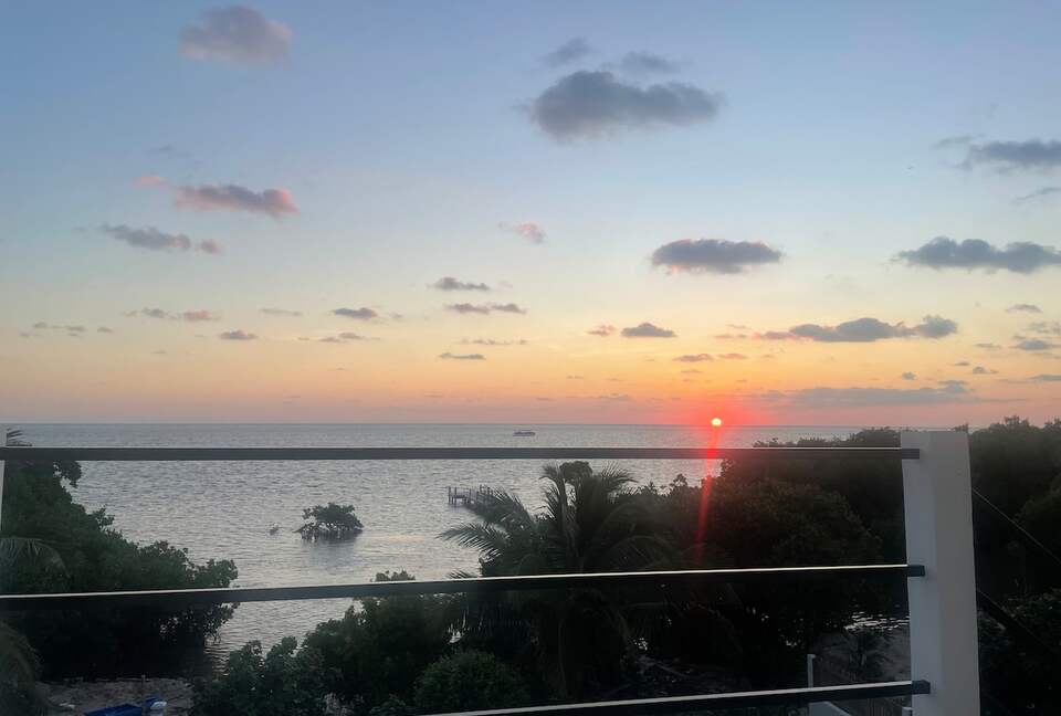 Beachfront Retreat Steps from The Split - Caye Caulker, Belize