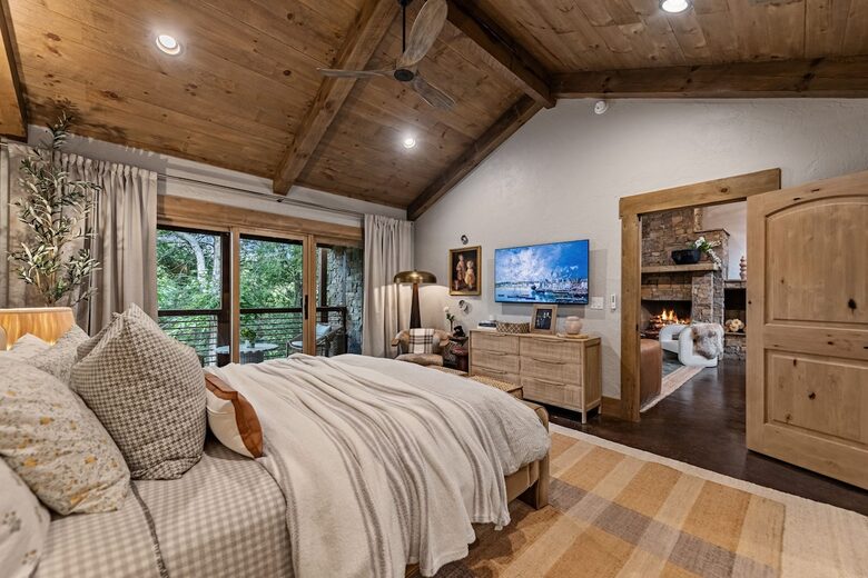 Modern Mountain Retreat on Mountaintown Creek - Ellijay, Georgia