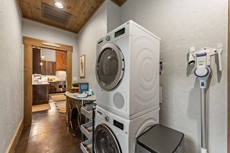 Modern Mountain Retreat on Mountaintown Creek - Ellijay, Georgia