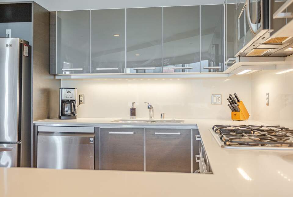 Glass-Walled DTLA Corner Loft with Skyline Views - Los Angeles, California