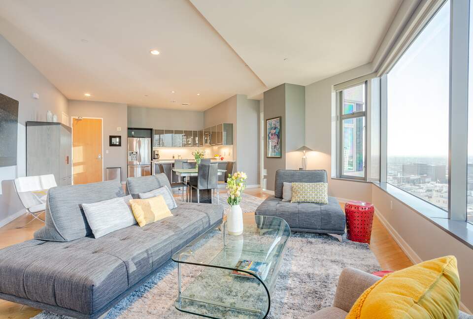 Glass-Walled DTLA Corner Loft with Skyline Views - Los Angeles, California