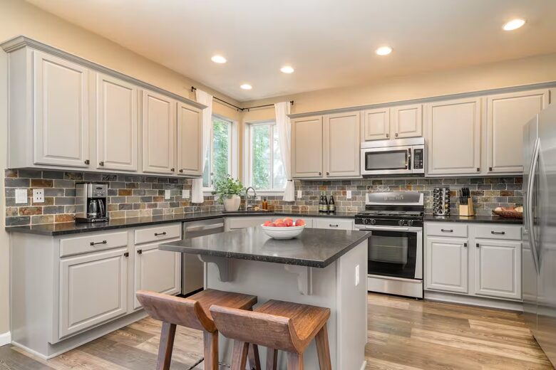 Canal Trail Retreat | Hot Tub & Deck Near Downtown Bend - Bend, Oregon