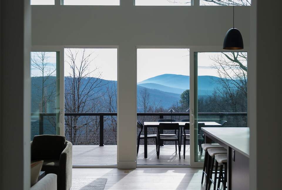 Afton Mountain Retreat with Hot Tub & Views - Afton, Virginia