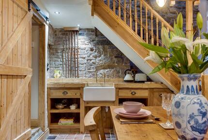 Charming Abbey-View Cottage - Whitby, United Kingdom