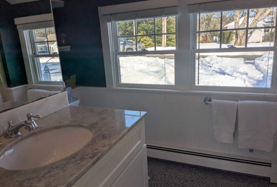 Charming Hydrangea Cottage in Osterville Village near Beaches - Osterville, Massachusetts