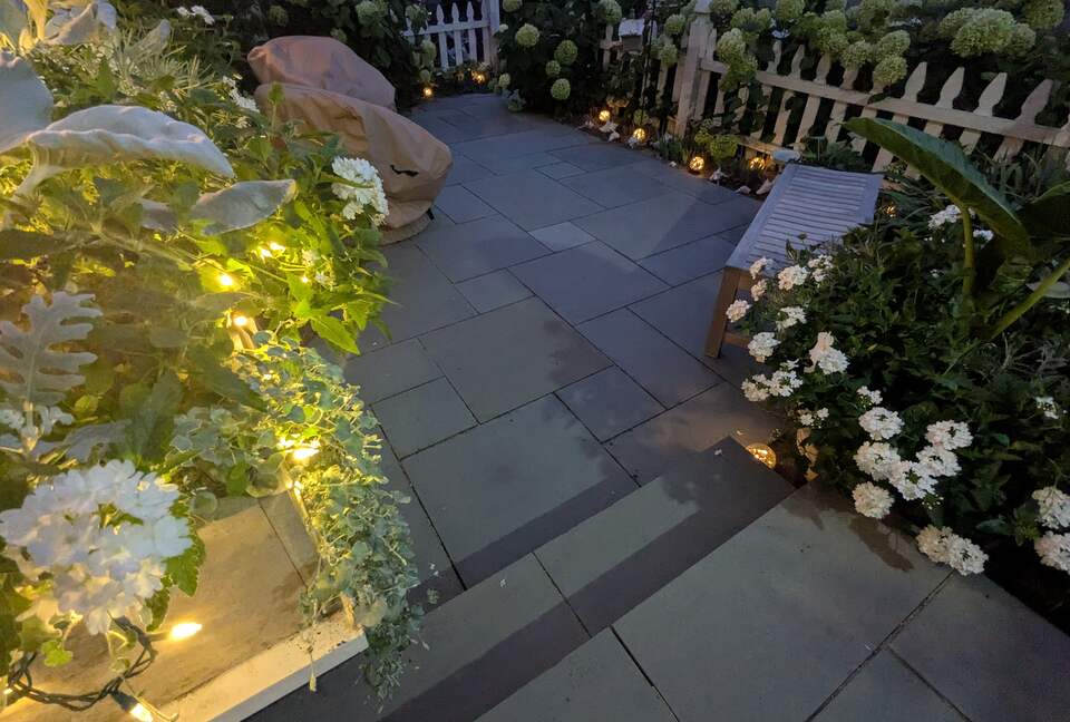 Charming Hydrangea Cottage in Osterville Village near Beaches - Osterville, Massachusetts