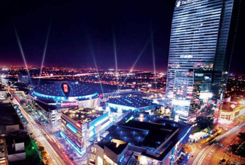 Glass-Walled DTLA Corner Loft with Skyline Views - Los Angeles, California