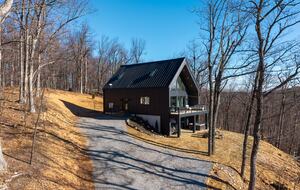 Afton Mountain Retreat with Hot Tub & Views - Afton, Virginia