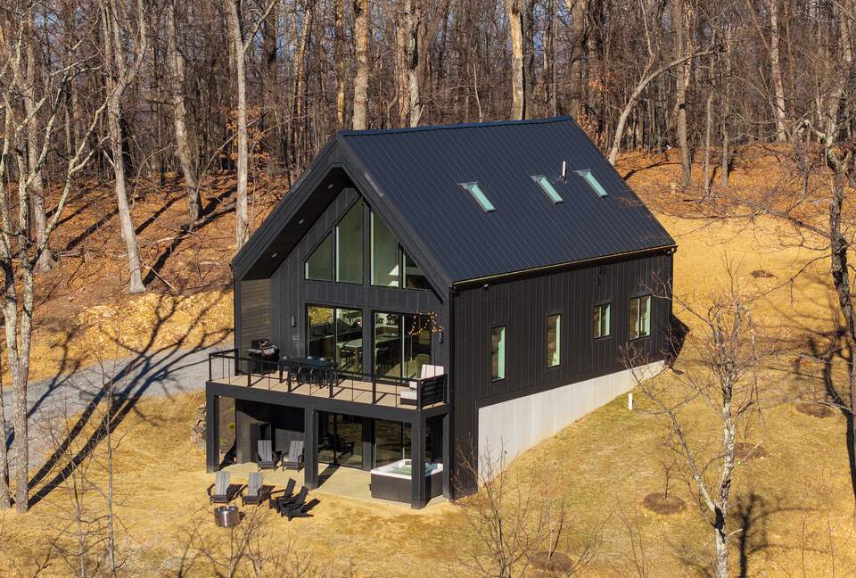 Afton Mountain Retreat with Hot Tub & Views - Afton, Virginia