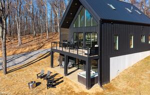 Afton Mountain Retreat with Hot Tub & Views - Afton, Virginia