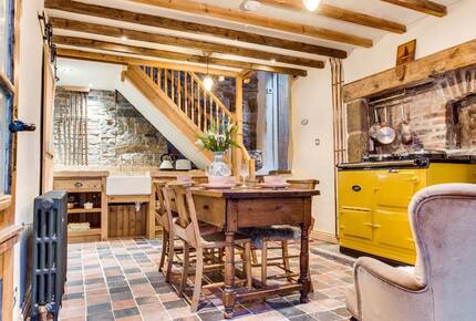 Charming Abbey-View Cottage - Whitby, United Kingdom