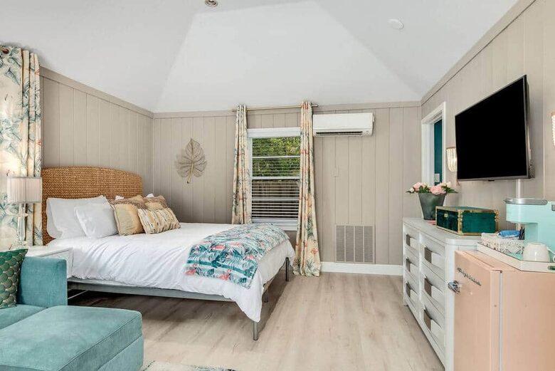 Historic Pool Compound One Block from Melbourne Arts District - Melbourne, Florida