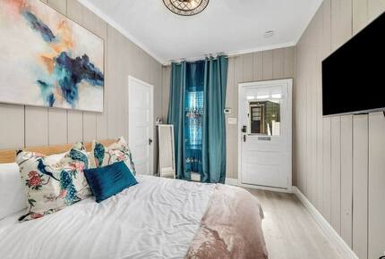 Historic Pool Compound One Block from Melbourne Arts District - Melbourne, Florida