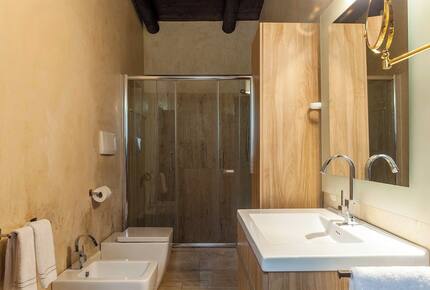 The bathroom shared by the fifth and sixth bedrooms