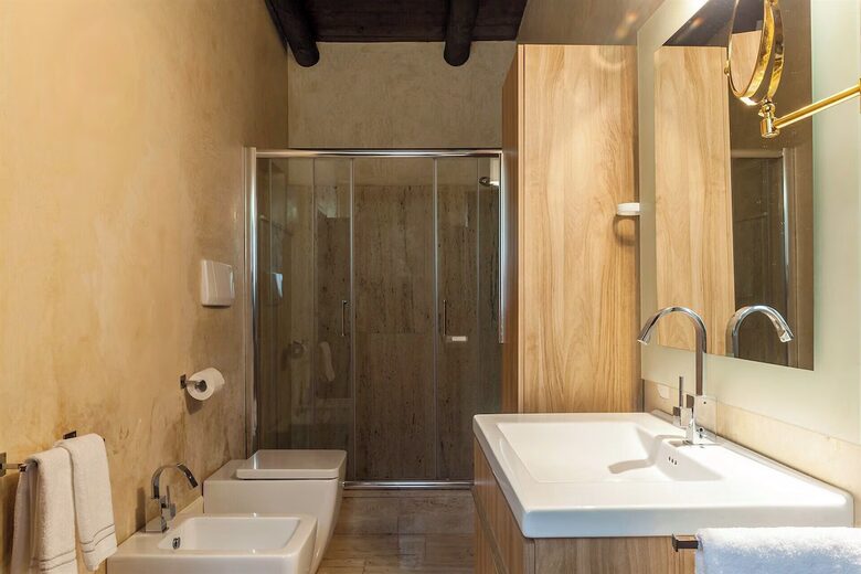 The bathroom shared by the fifth and sixth bedrooms