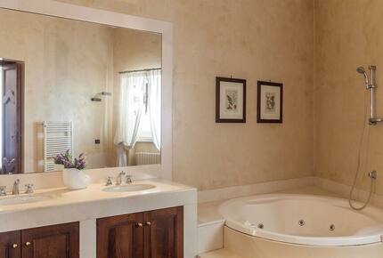 En-suite bathroom with Jacuzzi bath (bedroom 1)