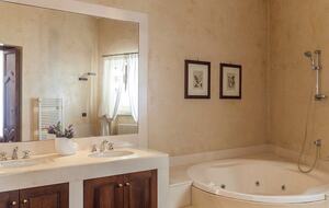En-suite bathroom with Jacuzzi bath (bedroom 1)