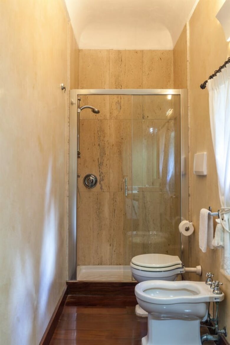 En-suite shower room (bedroom 3)