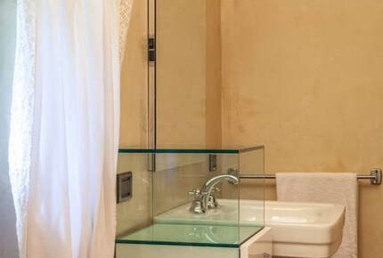 En-suite shower room (bedroom 4)