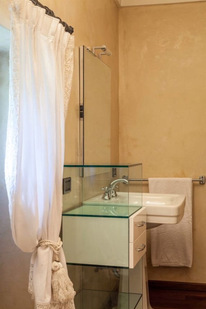 En-suite shower room (bedroom 4)