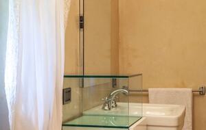 En-suite shower room (bedroom 4)