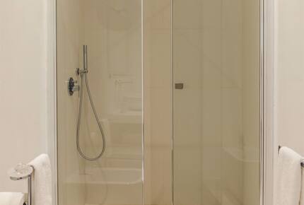 En-suite shower room (bedroom 7)