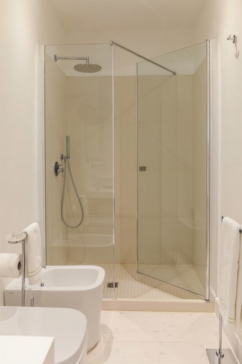 En-suite shower room (bedroom 7)