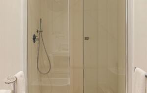 En-suite shower room (bedroom 7)