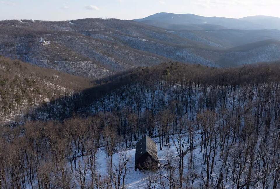 Afton Mountain Retreat with Hot Tub & Views - Afton, Virginia