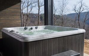 Afton Mountain Retreat with Hot Tub & Views - Afton, Virginia