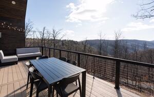 Afton Mountain Retreat with Hot Tub & Views - Afton, Virginia