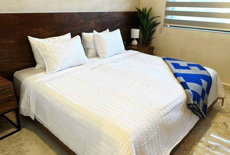 Downstairs Left (South) Room King Setup