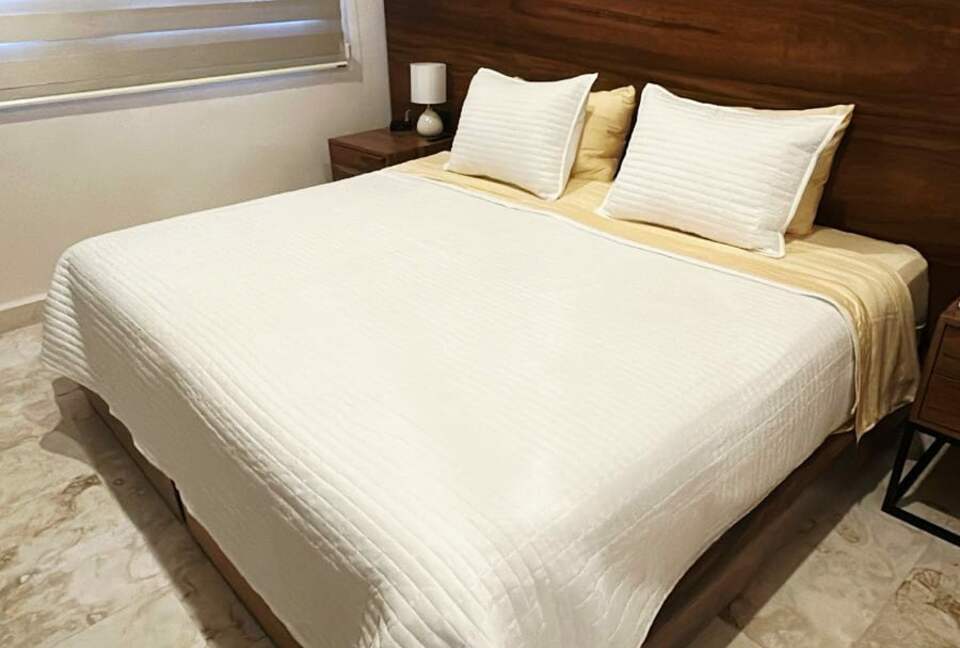 Downstairs Right (North) Room King Setup