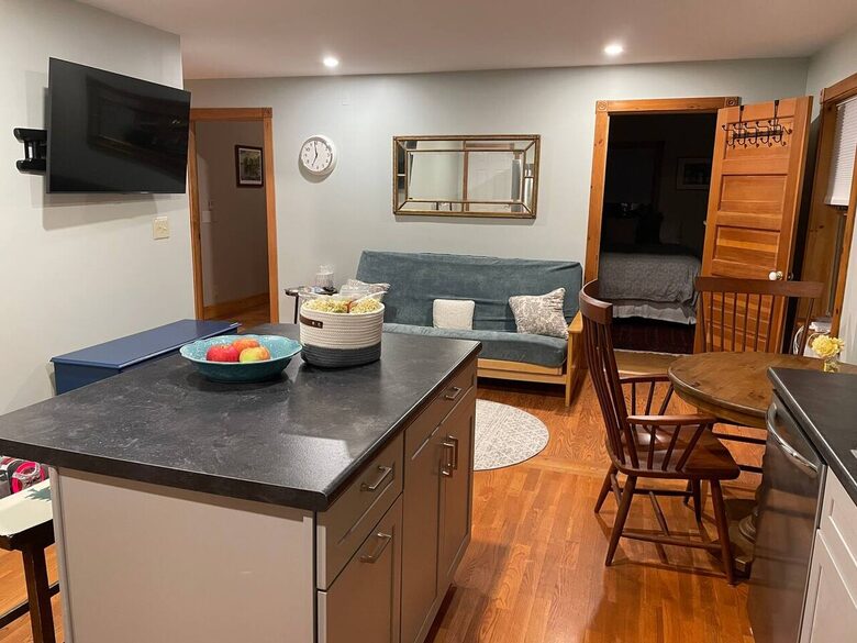 Single Level Historic District Retreat Walkable to Newcastle Dining - Newcastle, Maine