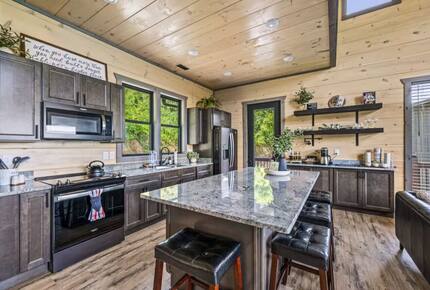 Smoky Mountain Lakeview Lodge | Indoor Pool & Private Dock - Sevierville, Tennessee