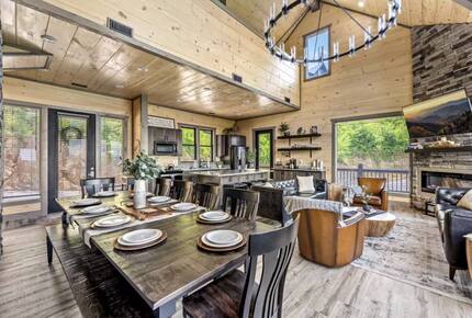 Smoky Mountain Lakeview Lodge | Indoor Pool & Private Dock - Sevierville, Tennessee