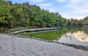 Smoky Mountain Lakeview Lodge | Indoor Pool & Private Dock - Sevierville, Tennessee