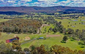 Hunter Valley Farmhouse Escape on 80 Acres - Congewai, Australia