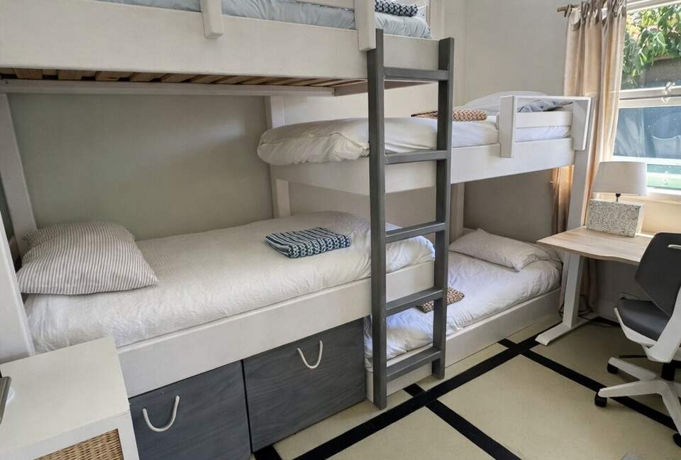 Ocean-Whisper Coastal Retreat in Sunshine Beach - Sunshine Beach, Australia