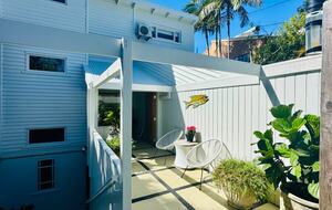 Ocean-Whisper Coastal Retreat in Sunshine Beach - Sunshine Beach, Australia