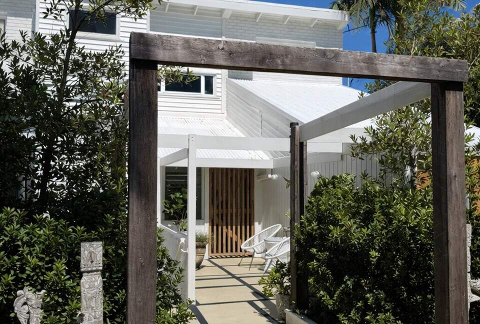 Ocean-Whisper Coastal Retreat in Sunshine Beach - Sunshine Beach, Australia