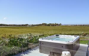 Miravino Vineyard Retreat with Sauna & Spa - McLaren Vale, Australia