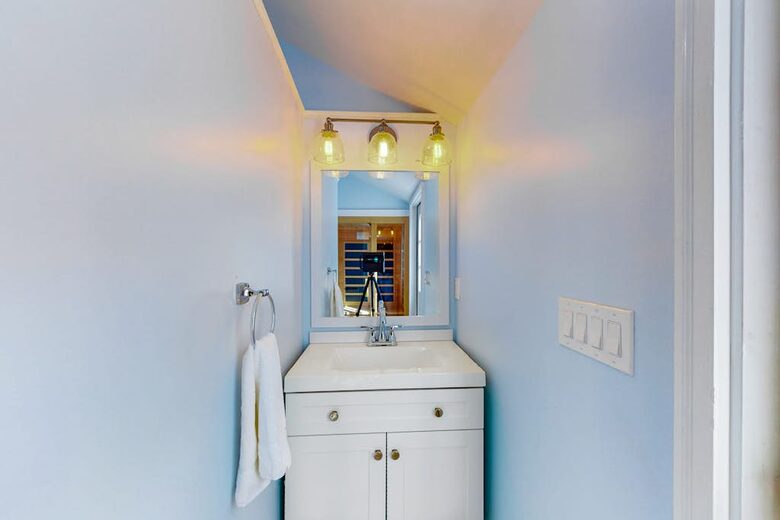 Private Pool and Pickleball Court Retreat in Mashpee’s Parkside Neighborhood - Mashpee, Massachusetts