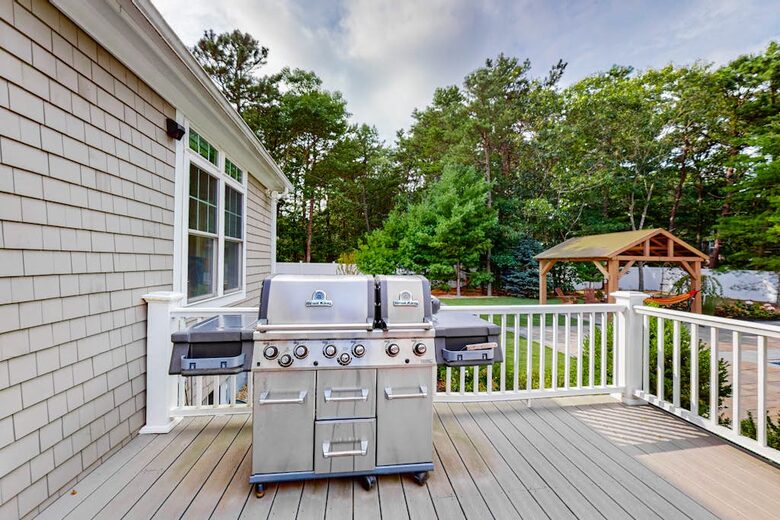 Private Pool and Pickleball Court Retreat in Mashpee’s Parkside Neighborhood - Mashpee, Massachusetts